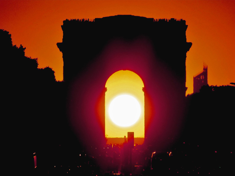 Alignement solaire des Champs-&Eacute;lys&eacute;es, coucher de soleil dans l'Arc de Triomphe &agrave; Paris