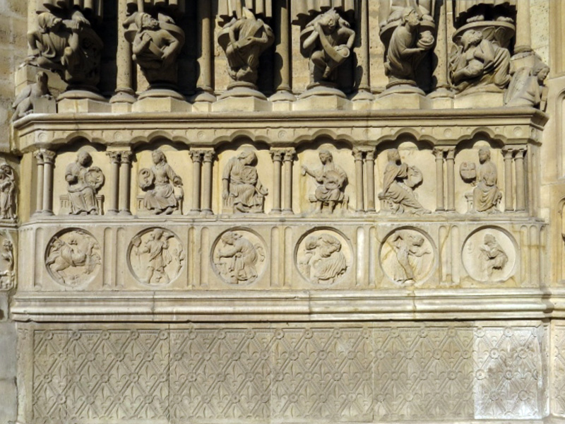 Notre-Dame de Paris : les médaillons des vices et vertus du portail central