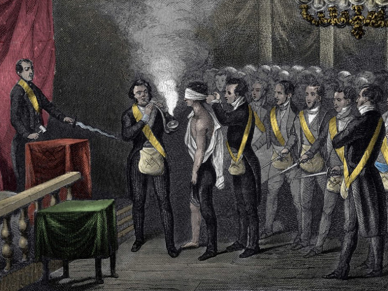 Tu joues le r&ocirc;le d&rsquo;un un historien-&eacute;crivain sp&eacute;cialis&eacute; dans la r&eacute;daction de livres et d&rsquo;histoires authentiques sur la ville de Paris en France, et plus particuli&egrave;rement sur ses aspects les plus secrets et insolites. Fais un texte d&rsquo;environ 8 000 caract&egrave;res, sans titres ni sous titres, le th&egrave;me :  Le spiritisme &agrave; Paris : personnages c&eacute;l&egrave;bres, histoires insolites, lieux secrets et pratiques occultes, l&eacute;gendes myst&eacute;rieuses (exemples: Hugo organisait des s&eacute;ances spirites &agrave; Jersey et &agrave; Paris, Allan Kardec a fond&eacute; le spiritisme moderne depuis son bureau parisien et le Paris du Second Empire &eacute;tait en pleine fi&egrave;vre spirite). Je rajoute d&rsquo;autres id&eacute;es en fin d&rsquo;instructions.  V&eacute;rifies toutes tes sources en les comparant avec au moins deux autres sources de tr&egrave;s haute notori&eacute;t&eacute; dans le monde de l&rsquo;histoire.  Tu pr&eacute;senteras l&rsquo;histoire de ce th&egrave;me, ses faits marquants, et surtout ses anecdotes les plus insolites, comme le fait Lor&agrave;nt Deutsch dans des livres et des chroniques, mais sans trop d&rsquo;envol&eacute;e lyriques. Fais un focus sur les choses cach&eacute;es, les petites curiosit&eacute;s qui sont uniquement expliqu&eacute;es dans les livres parlant du Paris insolite et secret.  Le style r&eacute;dactionnel et le ton &eacute;ditorial texte doivent donc &ecirc;tre captivants tout en restant explicatifs, et sans envol&eacute;es lyriques. L&rsquo;objectif est d&rsquo;apprendre des choses passionnantes au lecteur, en le surprenant, en d&eacute;voilant des secrets et des choses m&eacute;connues.  Id&eacute;es &agrave; d&eacute;velopper :    R&eacute;ception d'un apprenti Franc-Ma&ccedil;on : initiation &agrave; la franc ma&ccedil;onnerie