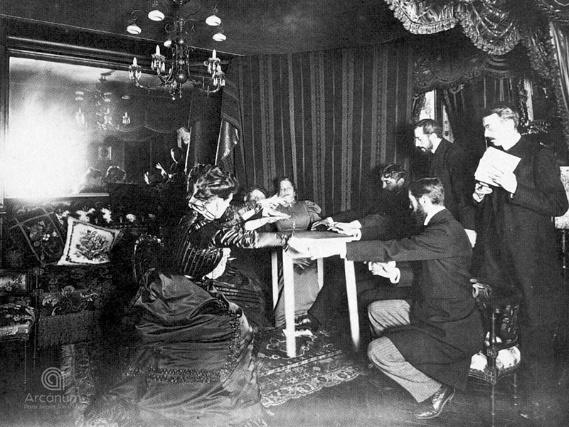 Photographie d'Eusapia Palladino lors d'une séance contrôlée par des scientifiques