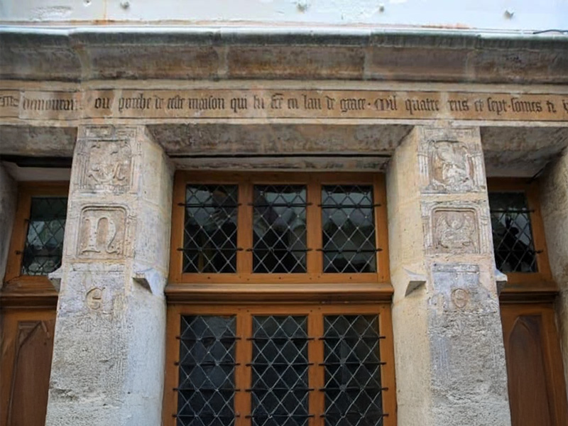 Inscription bas relief maison de Nicolas Flamel - Alchimiste à Paris