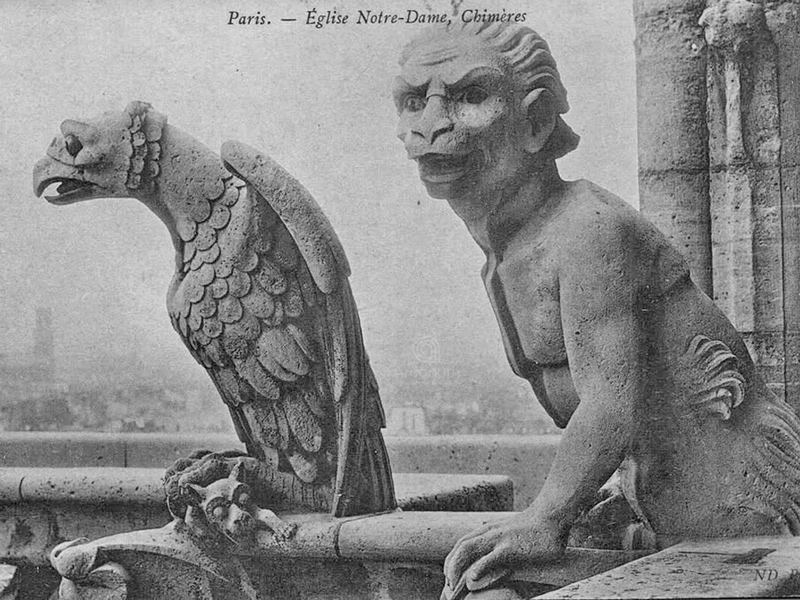 Gargouilles et chim&egrave;res de Notre-Dame de Paris vues d&rsquo;en haut, gardiens de pierre sur les tours