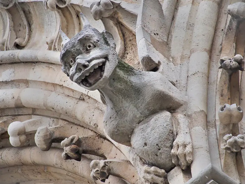 Th&eacute;ologie m&eacute;di&eacute;vale des monstres, d&eacute;bat Saint Bernard et abb&eacute; Suger, gargouilles et symbolisme