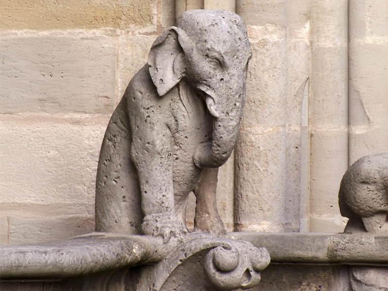 gargouille chim&egrave;re &eacute;l&eacute;phant notre dame de paris