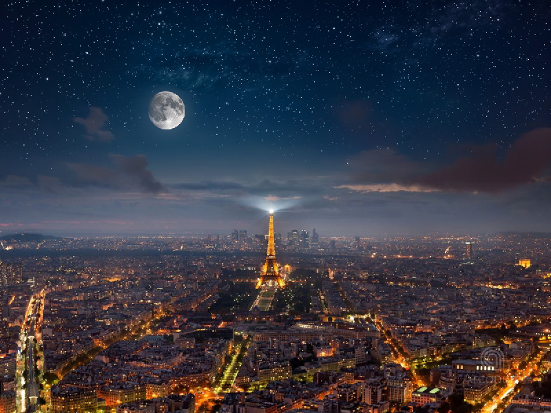 Paris la nuit vue depuis les toits, cit&eacute; des astres et de l&rsquo;astrologie herm&eacute;tique