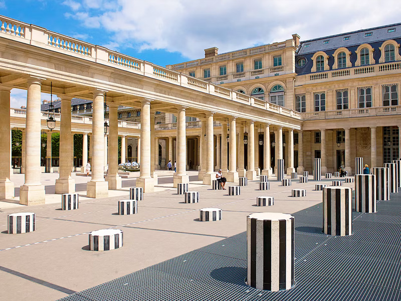Les colonnes ray&eacute;es de Daniel Buren dans la cour du Palais-Royal &agrave; Paris, g&eacute;om&eacute;trie contemporaine