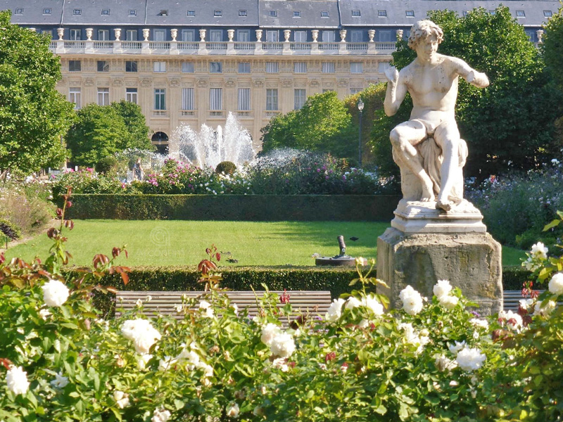 Le Palais-Royal aujourd’hui, jardins et promeneurs, mémoire secrète au cœur de Paris