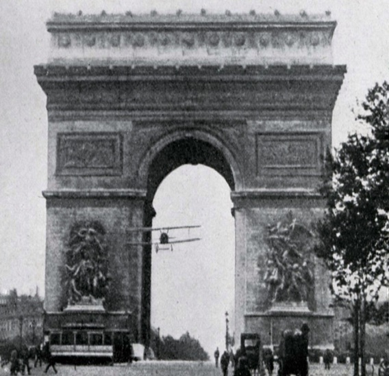 Un avion sous l'Arc de Triomphe