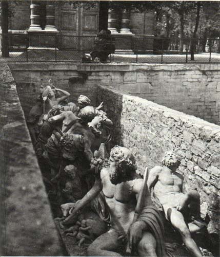 Statues du jardin des Tuileries enfouies dans des tranchées pour les protéger des bombardements