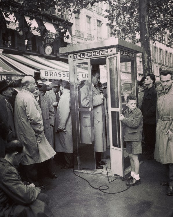 La première cabine téléphonique de Paris