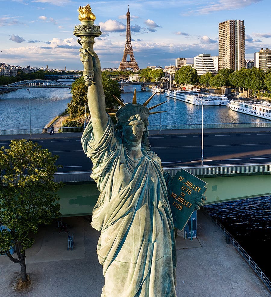 La petite statue de la Liberté sur l'île aux cygnes à Paris