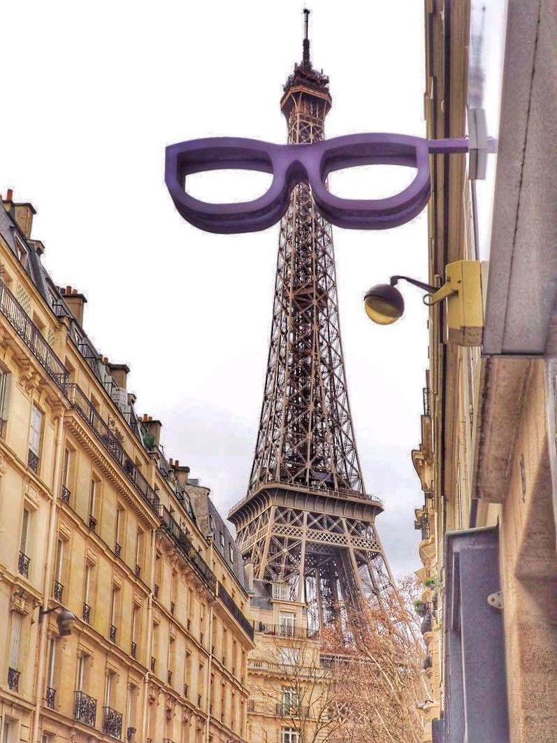 Tour Eiffel insolite avec des lunettes