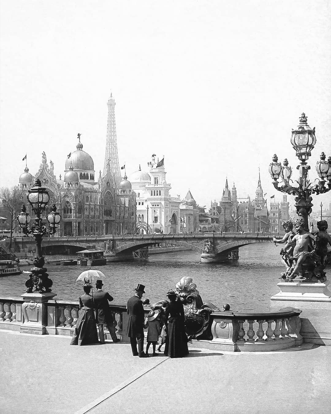 La rue des nations pendant l'exposition universelle de 1900