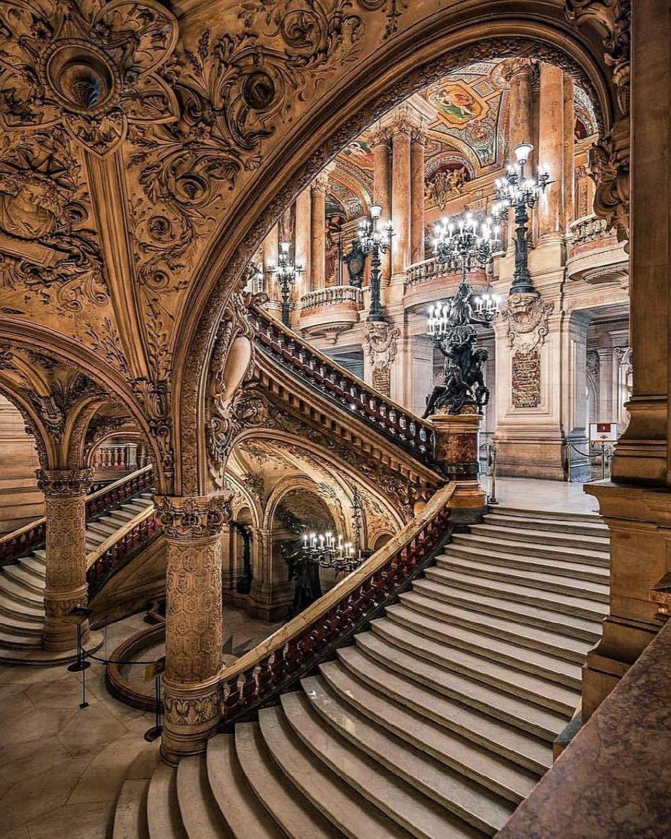 L'escalier magnifique de l'opéra garnier à paris