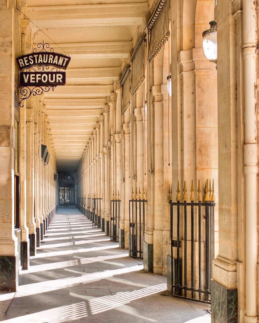 Le resturant du Grand Vefour au Palais Royal, dans la Galerie de Beaujolais