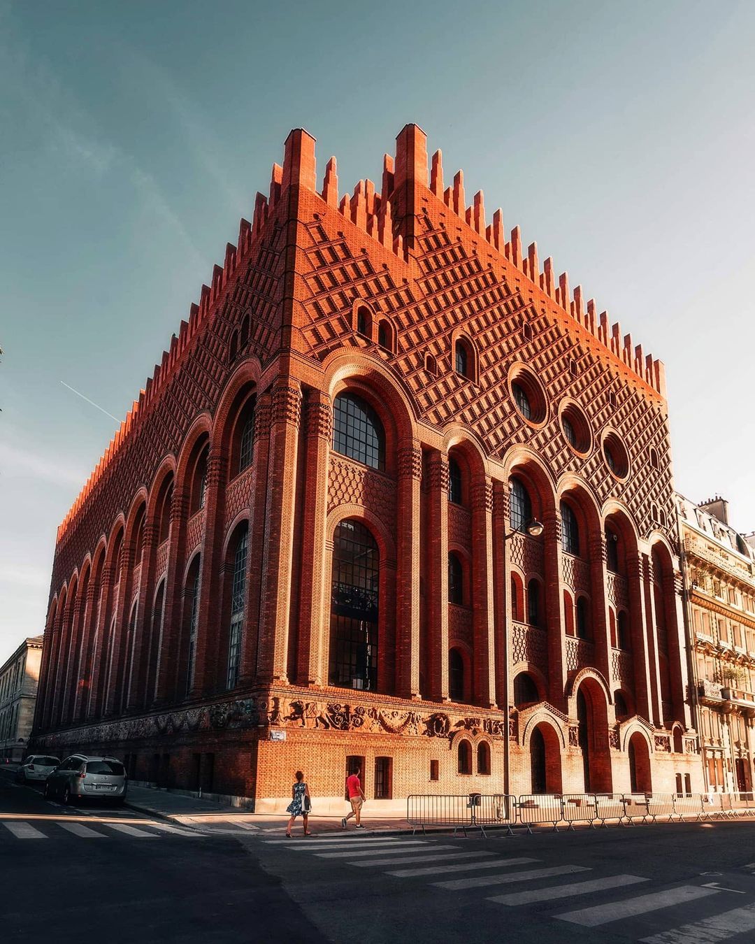 L'institut d'Art et d'Archéologie : un étonnant immeuble de briques rouges