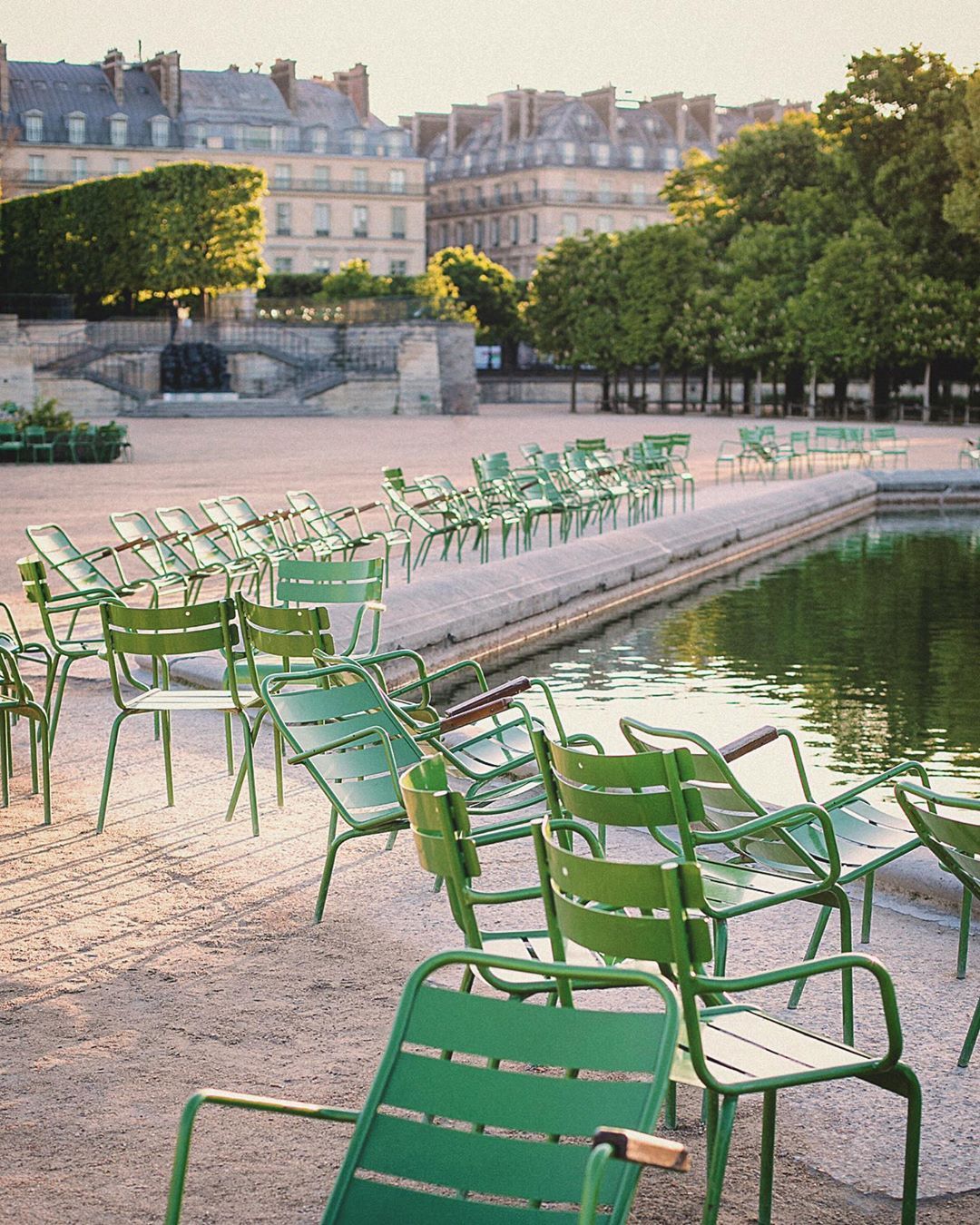 Les célèbres chaises vertes des Tuileries