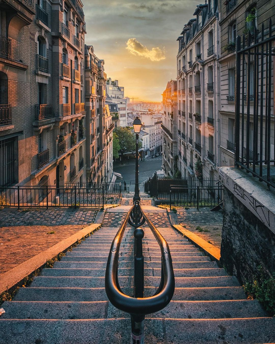 Une perspective de coucher de soleil à Montmartre