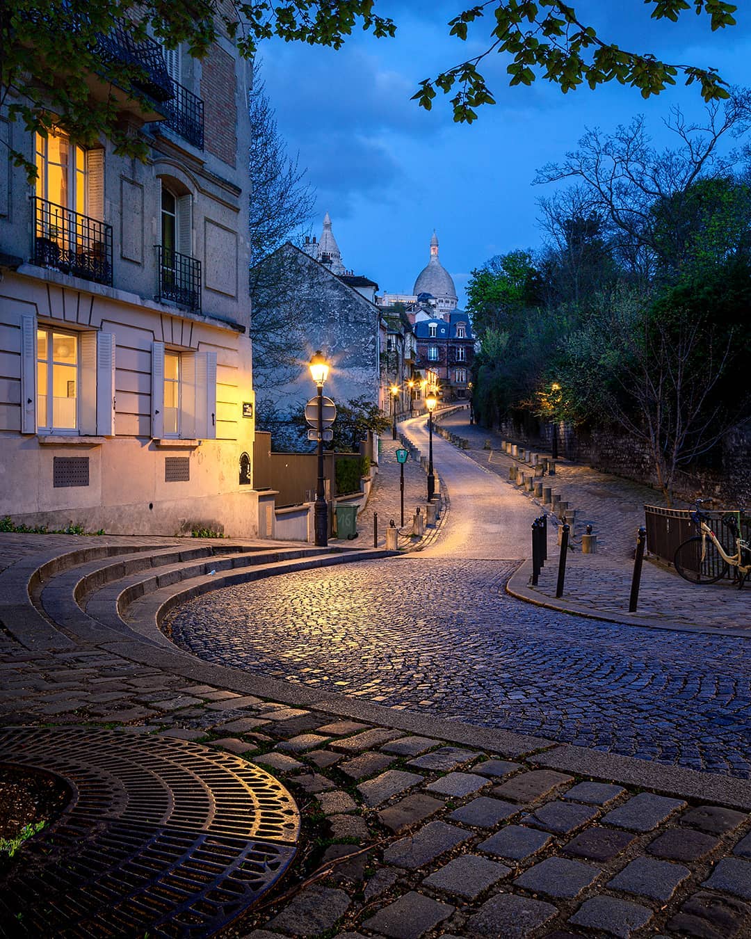 La pittoresque rue de l'abreuvoir, une des plus belles rues pavées de Montmartre