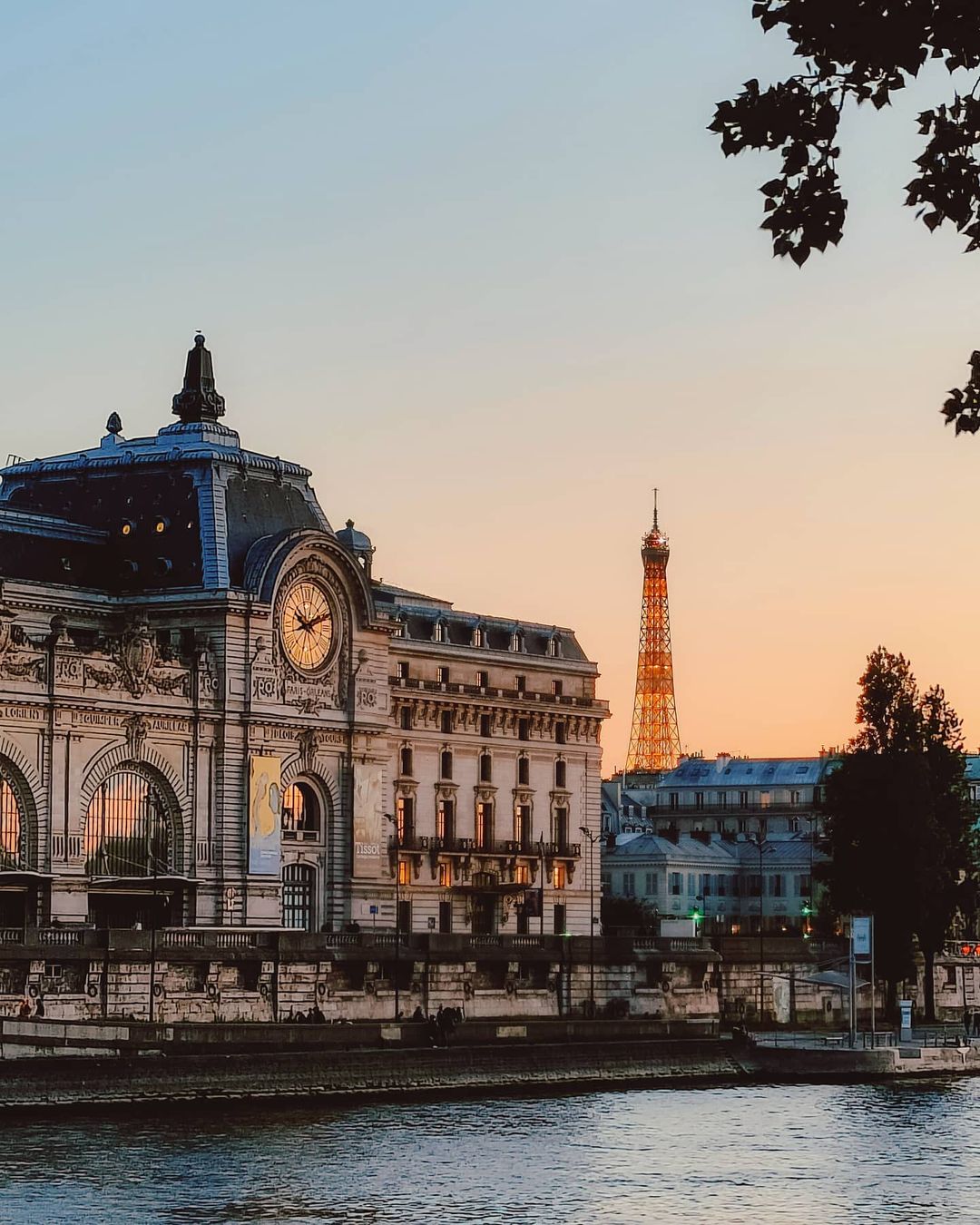 Le quai d'Orsay et le musée avec la Tour  Eiffel en ligne de mire