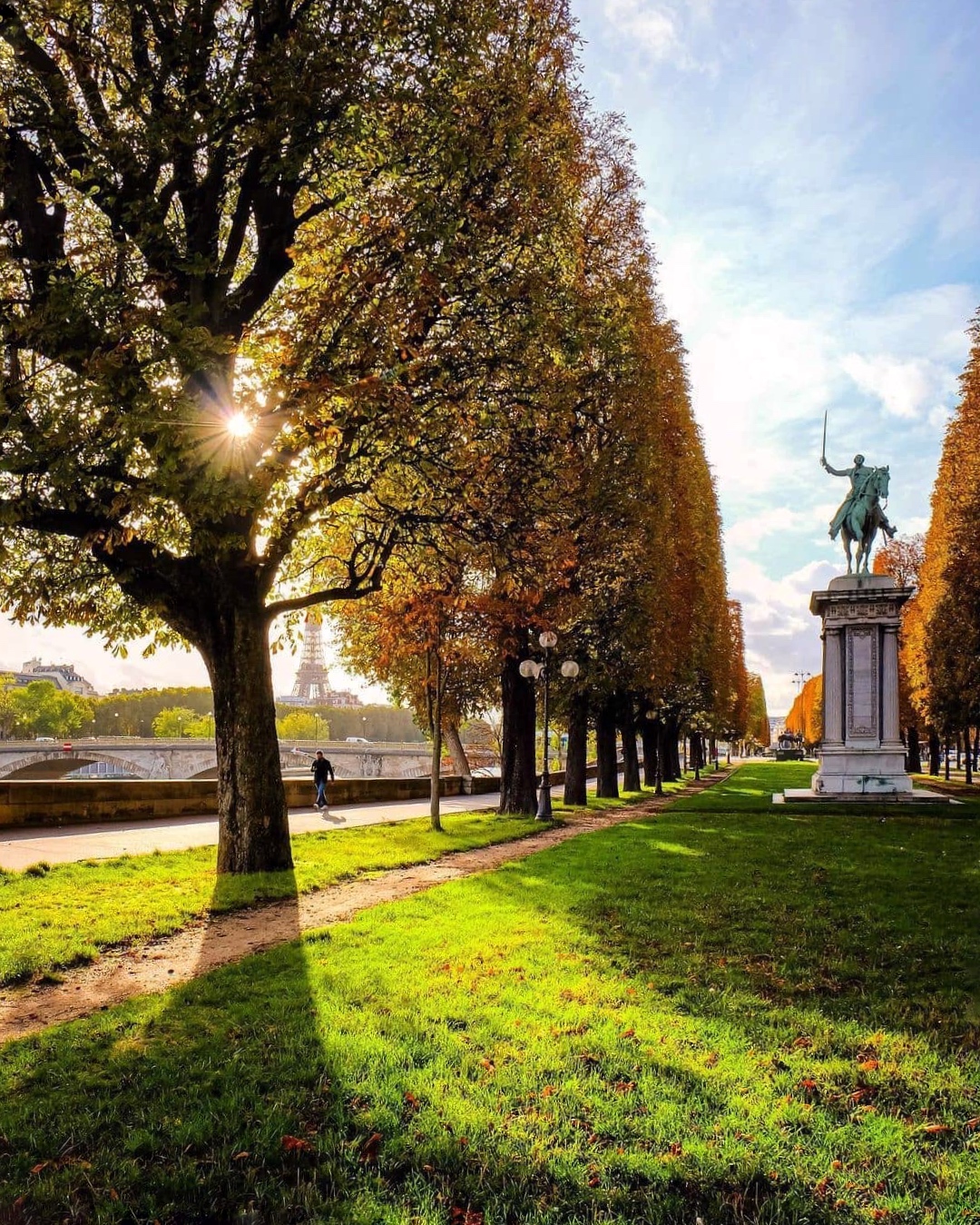 Le long du port des Champs Élysées, la statue de Lafayette - Cours de la Reine