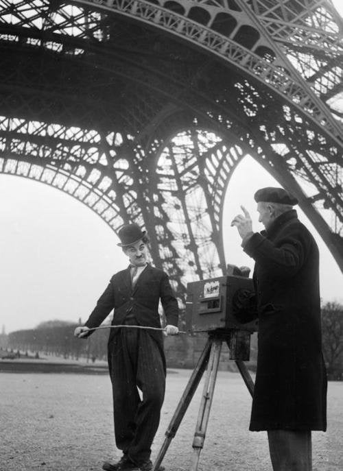 Charlie Chaplin est imité par une actrice devant la Tour Eiffel