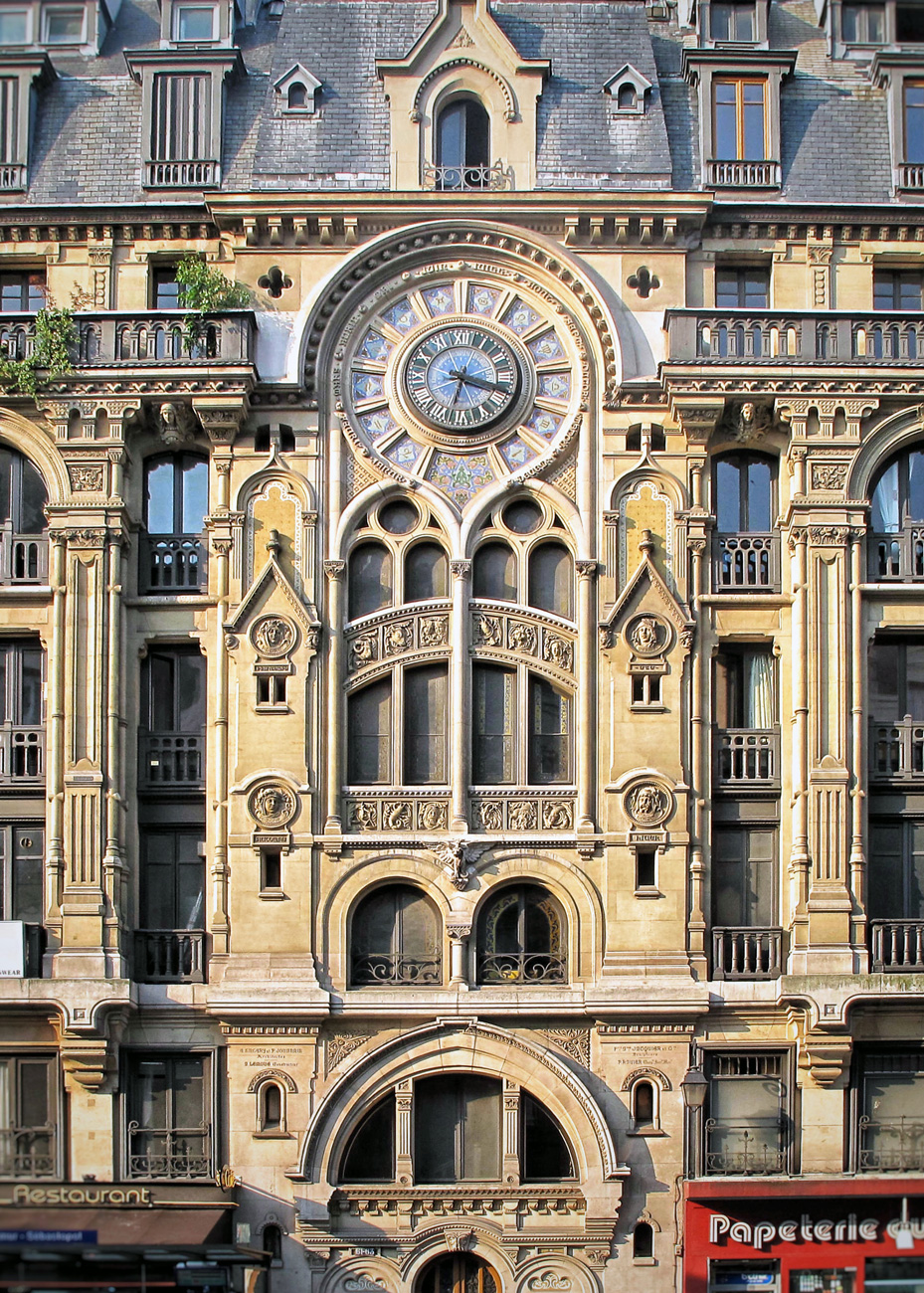 La façade insolite de l'immeuble du 61 rue Réaumur Sebastopol, avec un horloge ronde
