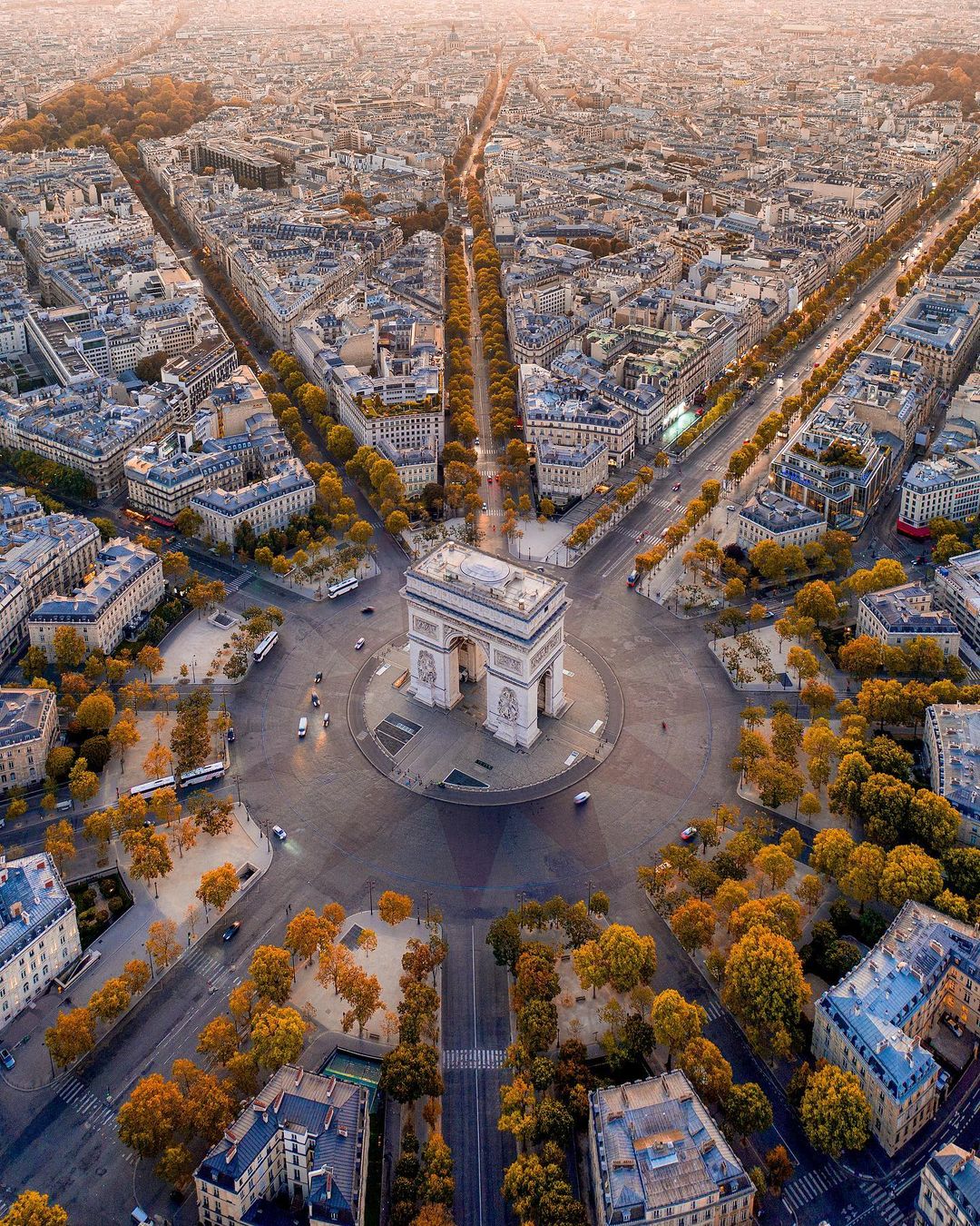 Le plus grand carrefour giratoire de France sur les Champs Elysées et autour de l'Arc de Triomphe