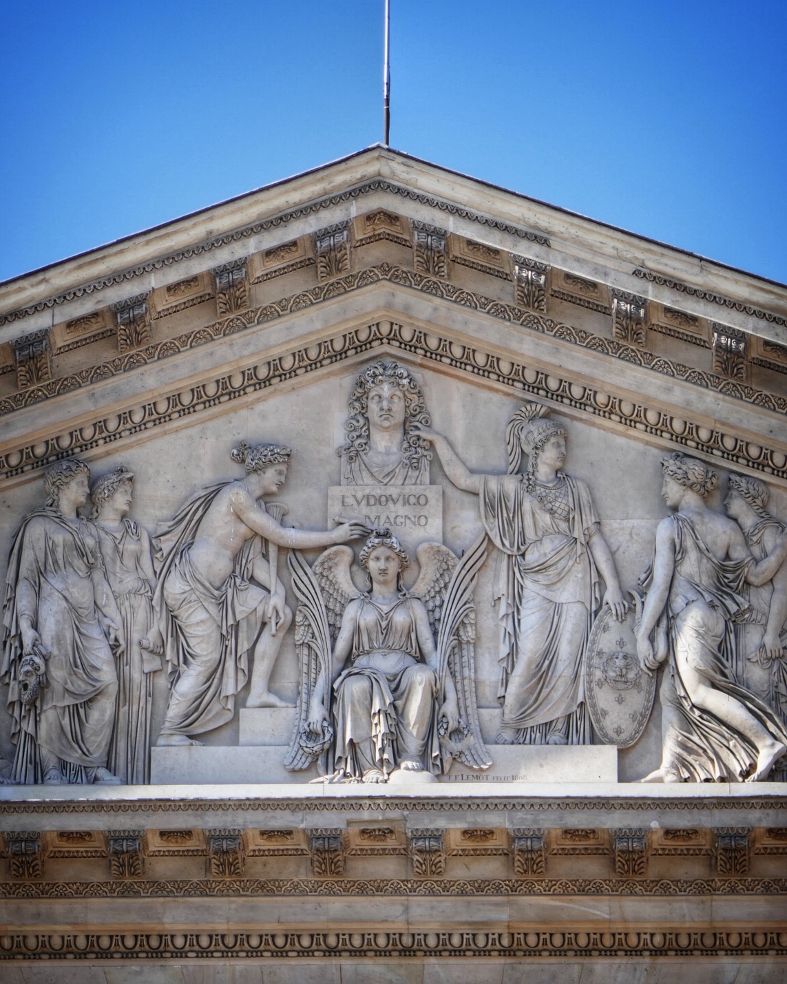 L'histoire de la perruque de Napoléon sur le fronton de la colonnade du Louvre