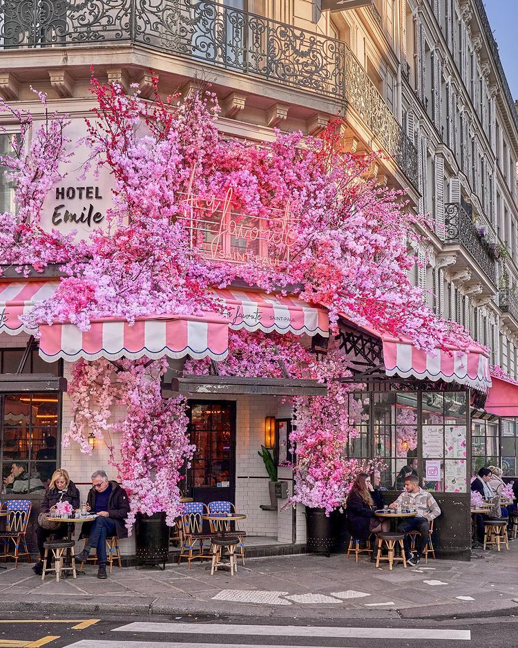 Des fleurs recouvrent la façade de la Favorite - Hôtel Emile, dans le  Marais à Paris