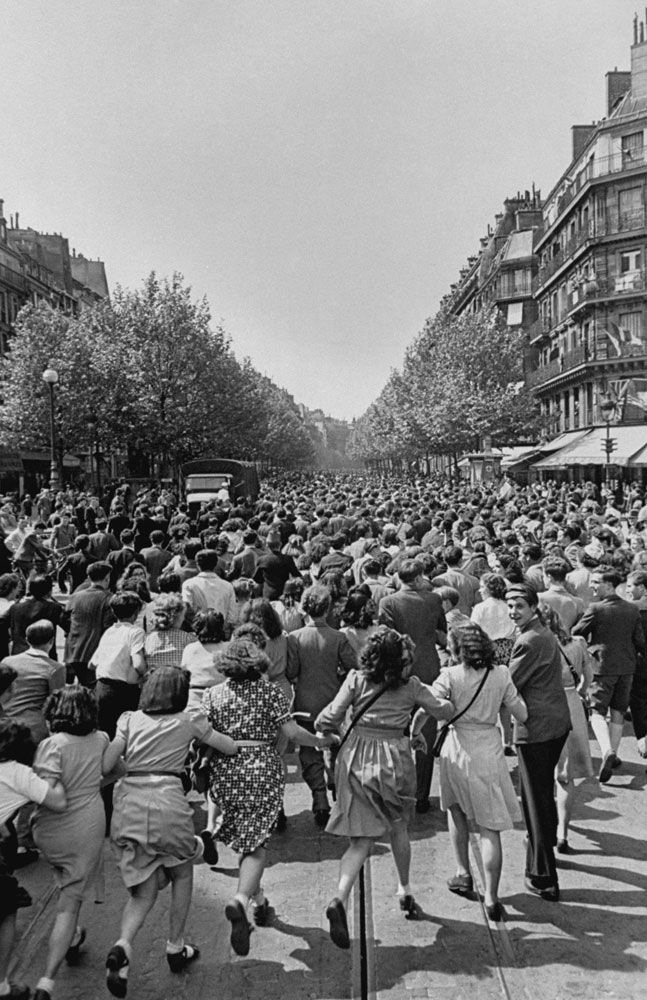 Les parisiens exposent de joie à l'annonce de la fin de la guerre, le 8 mai 1945