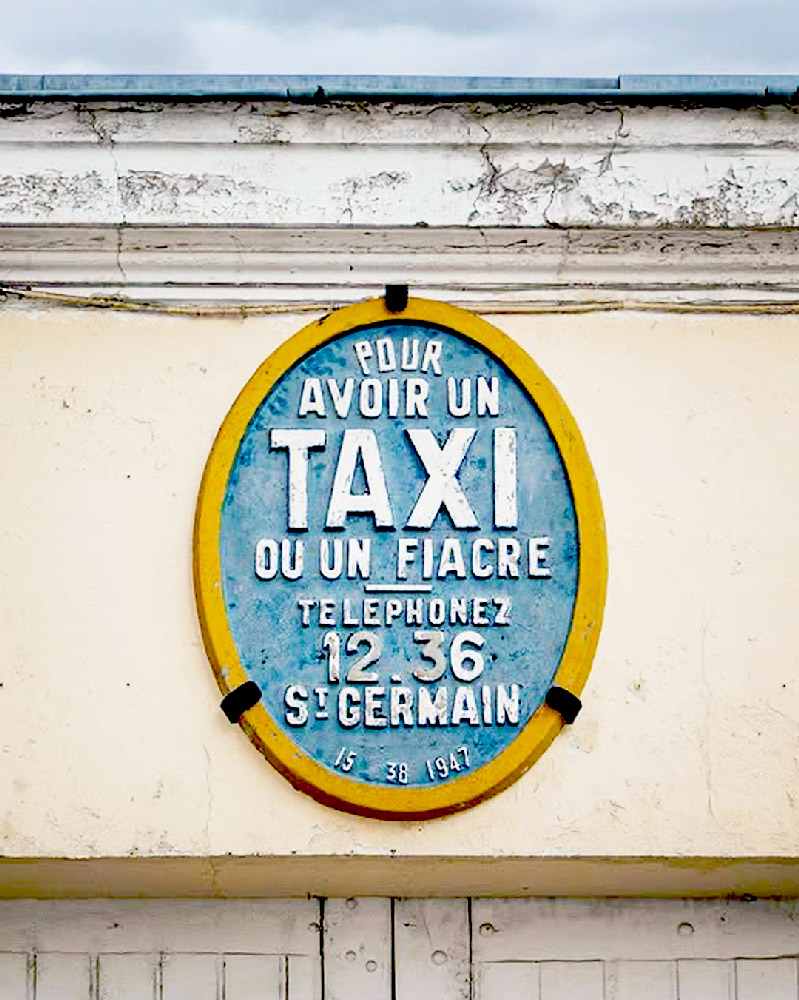 Vieille enseigne de. taxi - fiacre parisien